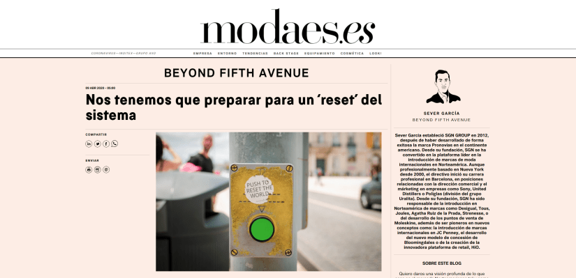 A photo of one of the Space Utopian reset buttons in Lisbon at a pedestrian crossing. The picture was published by Modaes.