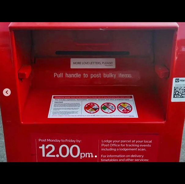 A request for more love letters on a mailbox (2021 © by @tweet_streetart (Melbourne, AU))