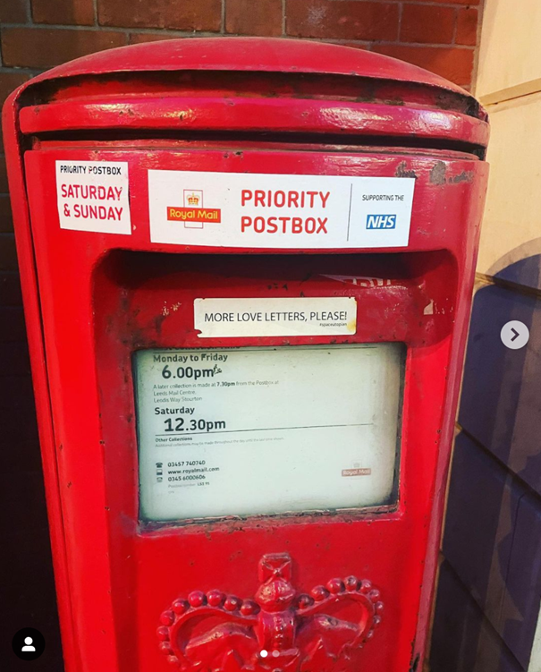 A request for more love letters on a mailbox (2021 © by @daisyw1ldflower (Leeds, UK))