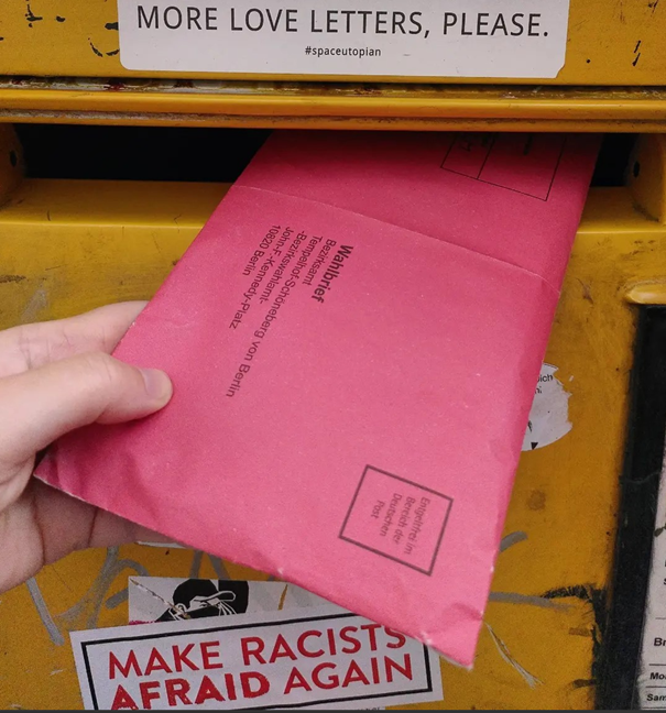 A request for more love letters on a mailbox (2021 © by @katzenbushaltestelle (Planet Earth))