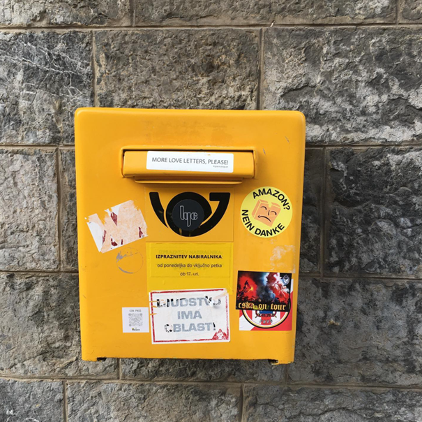 A request for more love letters on a mailbox (2021 © by @postlerin75 (Ljubljana, SI))