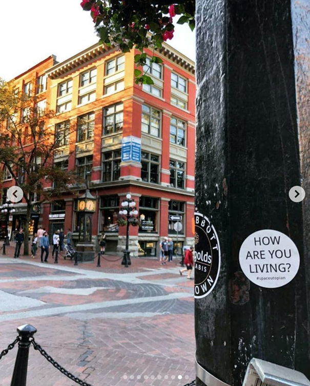 A sticker with a philosophical question: How are you living? (2021 © by @on.part.quand (Québec, CA))