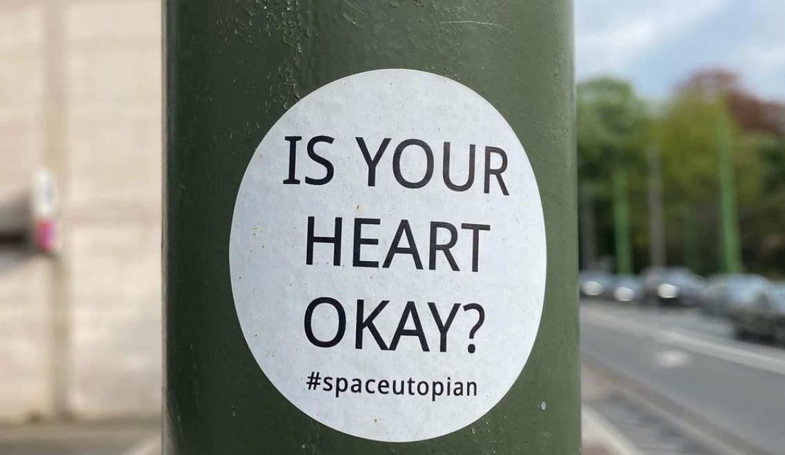 Is your heart okay? Sticker in the streets of Belgium (Antwerp, BE), 2022 © by @bqtim (Antwerp, BE).